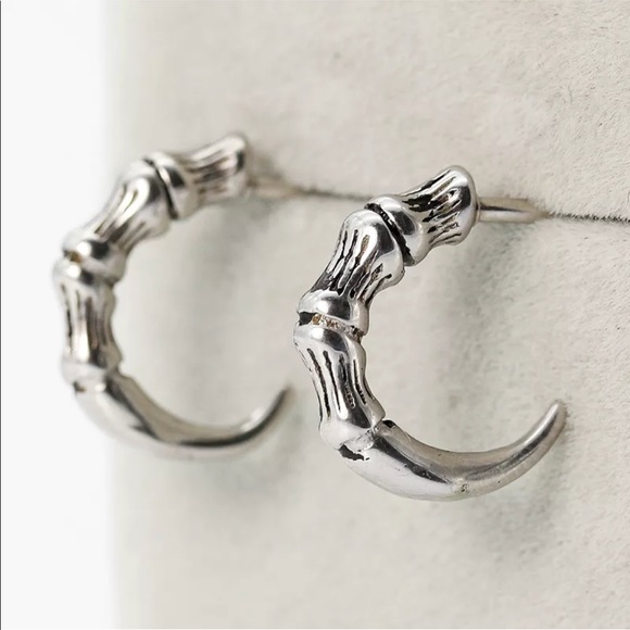 Jewelry - 🆕 CLAW EARRINGS